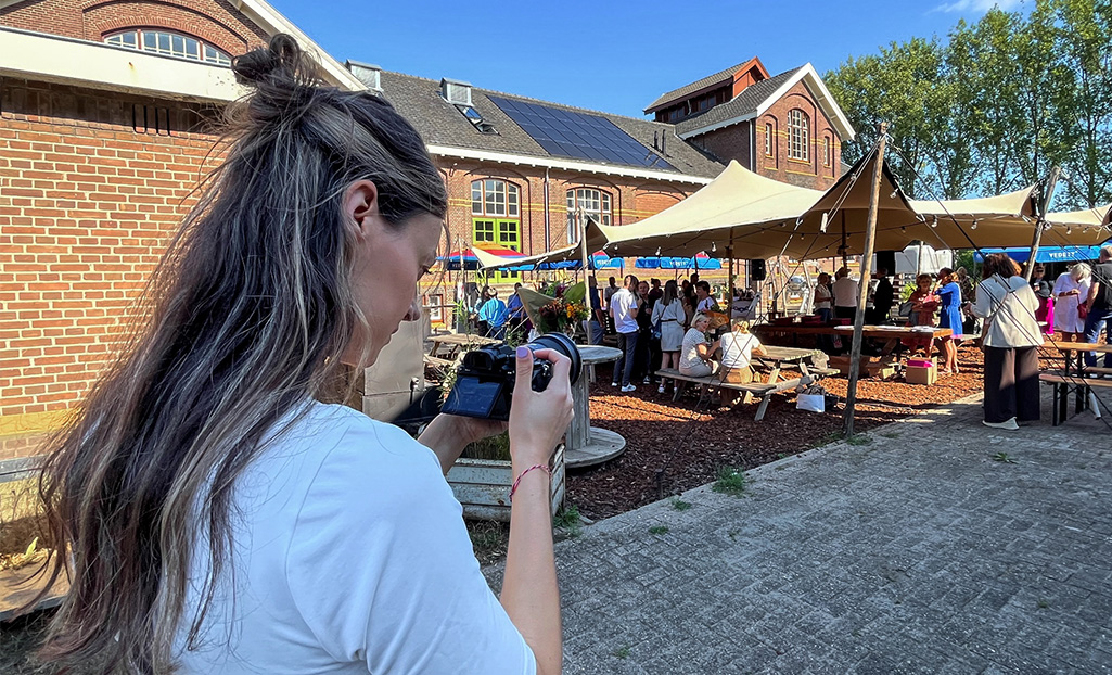 Iris maakt foto's van een evenement