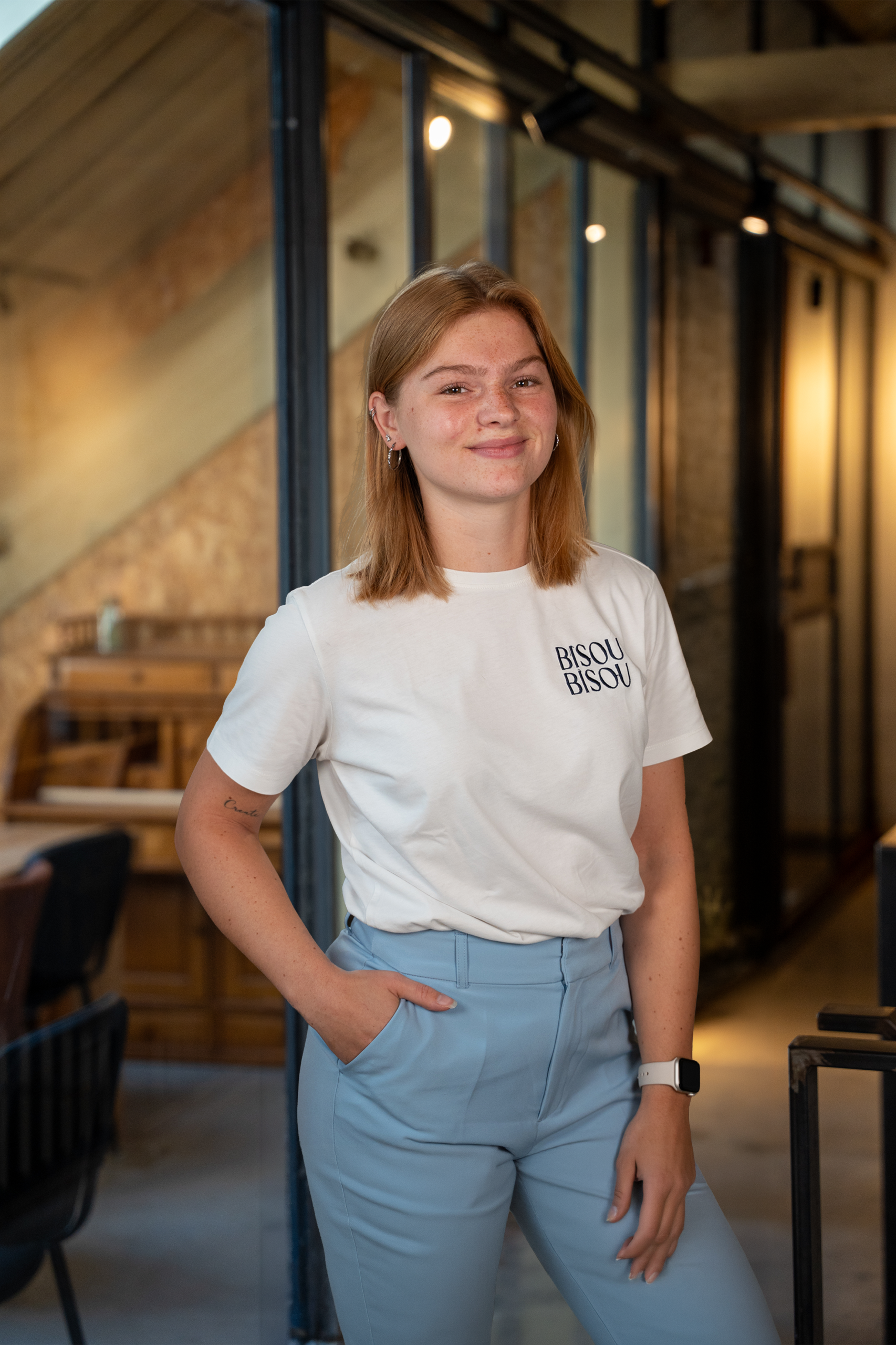 collega lieke die poseert.