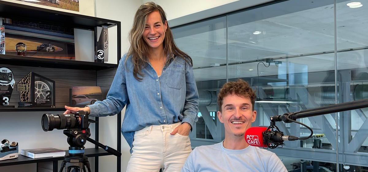 Jordi en Iris voor een podcastmicrofoon in de PCT studio.