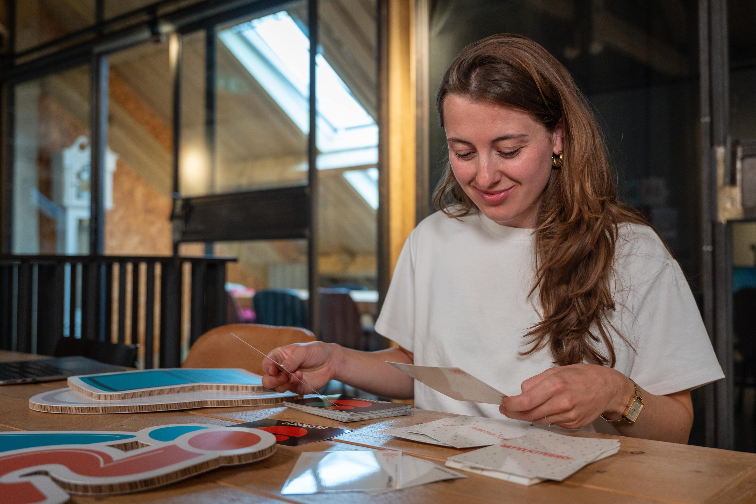 Amy met drukwerk in haar handen