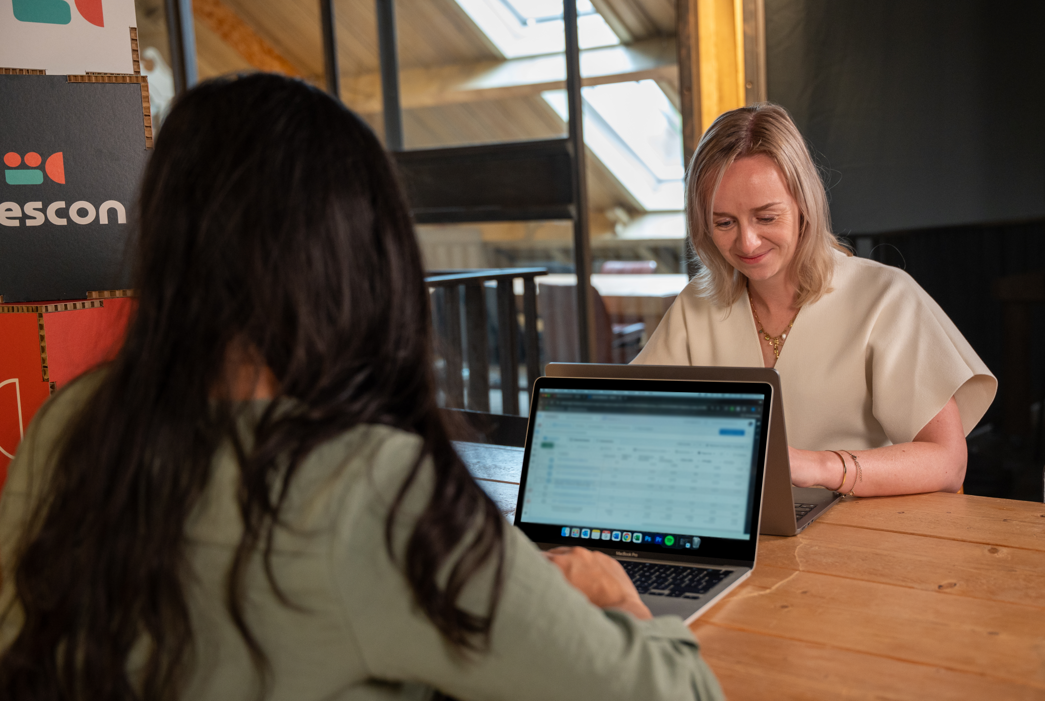 Kaylee en Dorinke achter laptop werken aan social media advertising
