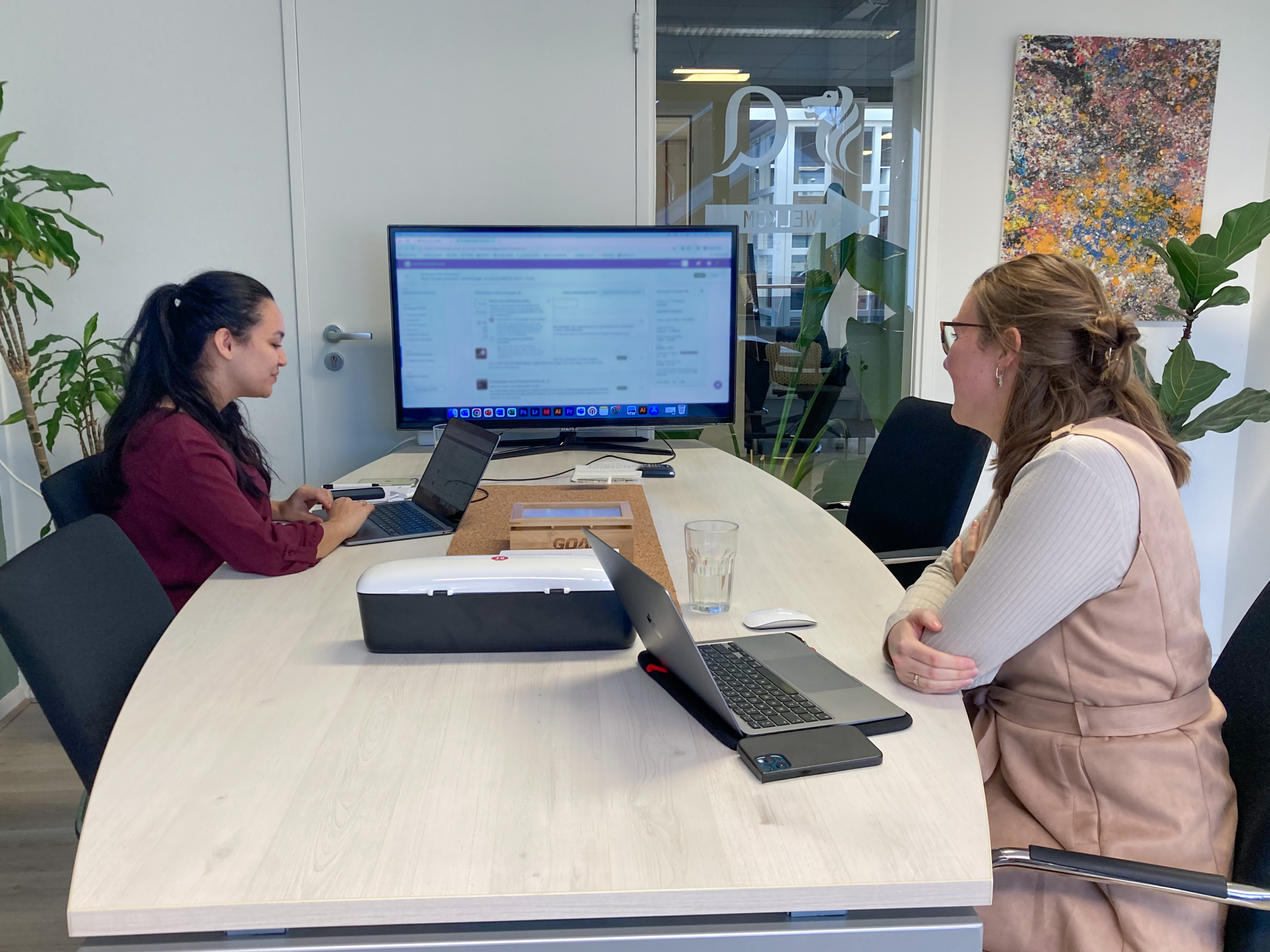 2 dames in een kantoor met laptops